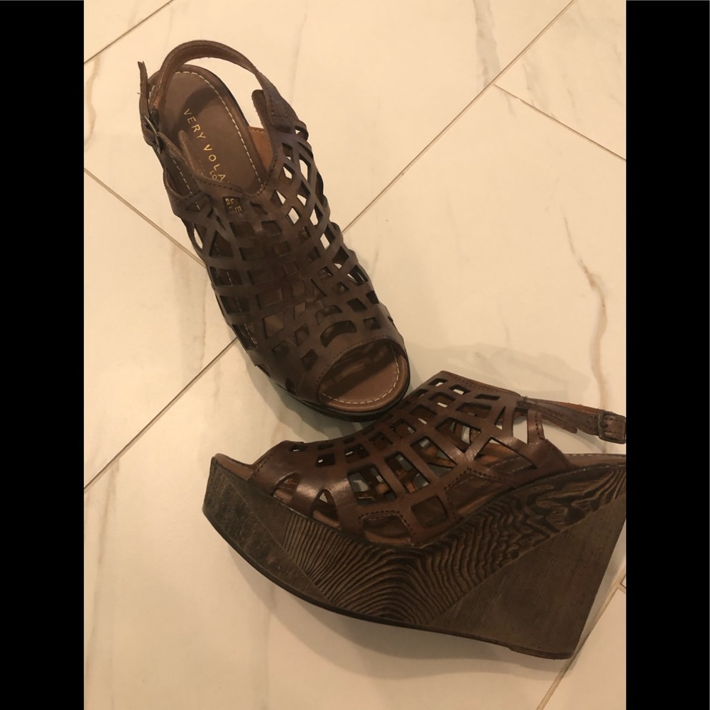 Very Volatile women’s leather wedge sandals sz 10